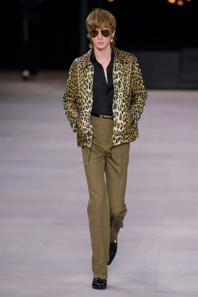 Look 16